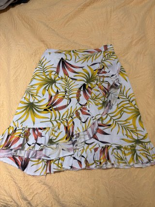 Falda artesanal con estampado tropical