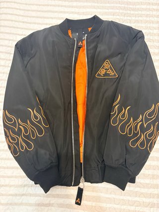 Chaqueta Bomber Negra con Estampado de Llamas