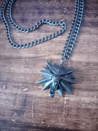 Colgante The Witcher Lobo Geralt De Rivia Oficial