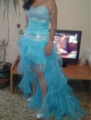 Vestido de fiesta turquesa con volantes