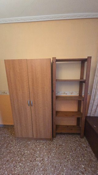 Armario y Estantería de Madera