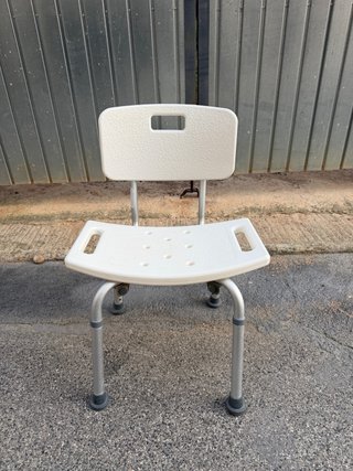 Silla de ducha con respaldo, altura regulable