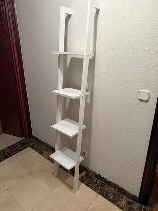 Estantería de madera blanca inclinada
