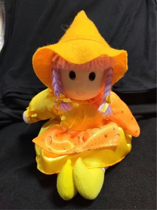 Muñeca de Peluche Brujita Amarilla Marca Vidal