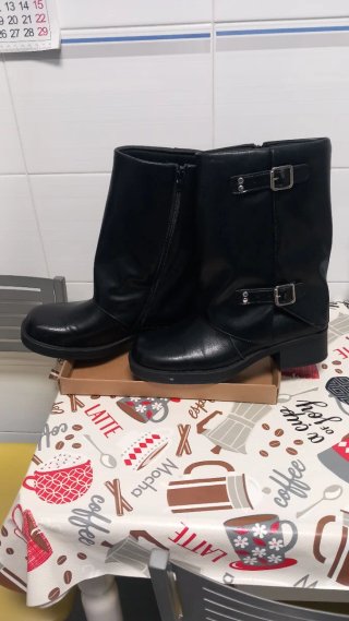 Botas negras con hebillas