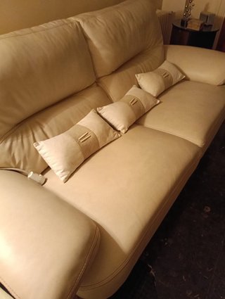 2 Sofás de piel sintética beige