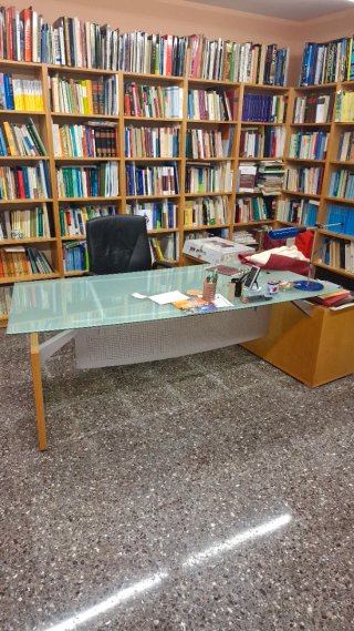 Mesa de despacho con sobre de cristal
