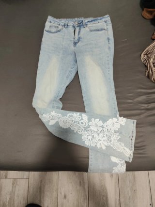 Pantalones vaqueros flared con encaje