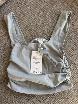 Top de tirantes Zara gris plateado brillante
