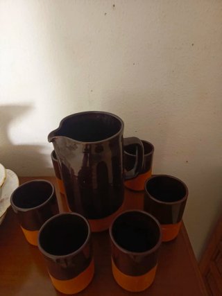 Juego de jarra y 5 vasos de barro