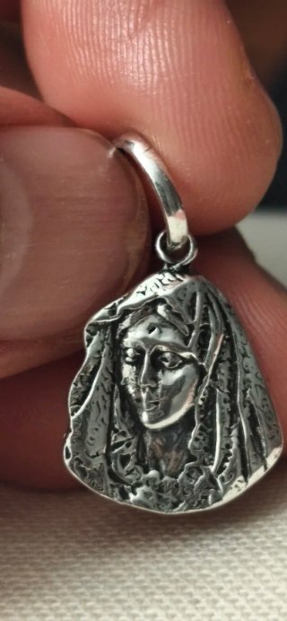 Medalla Vintage Virgen de la Macarena plata.