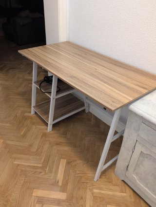 Mesa de escritorio con estantería