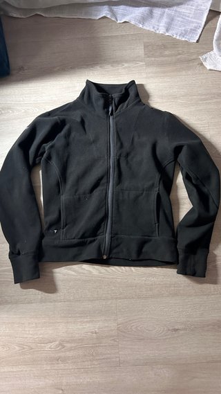 Sudadera negra con cremallera