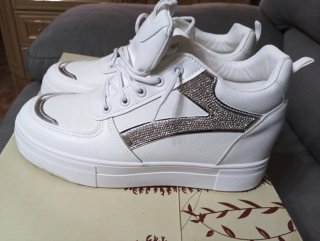 Zapatillas Blancas con Detalles Plateados
