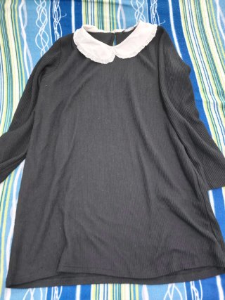 Vestido negro con cuello blanco