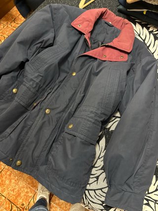 Abrigo de hombre azul con cuello rojo