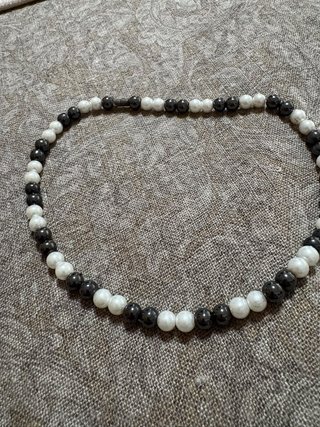 Collar de Perlas Blancas y Negras