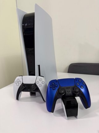 PlayStation 5 (PS5) con 2 mandos