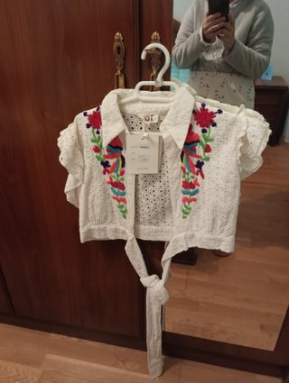 Blusa corta blanca con bordados