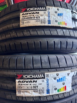 2) 225/40R18 Yokohama advan v107