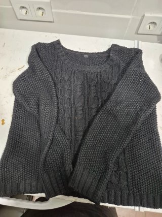 Jersey de punto negro y varios  artículos más