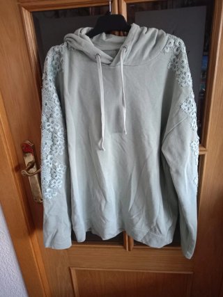 Sudadera CY Verde con Detalles de Encaje
