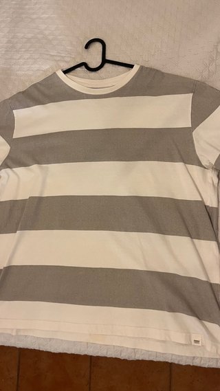 Camiseta de rayas gris y blanca