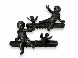 Coppia di putti con uccelli in bronzo brunito