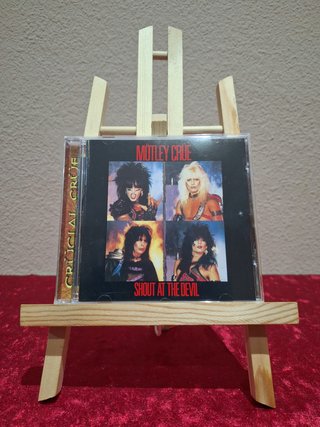 Mötley Crüe – Shout At The Devil