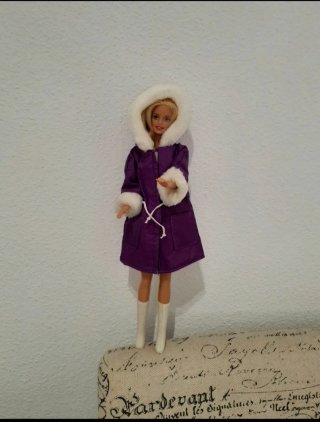 Barbie con cappotto e stivali molto vecchi