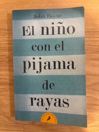 El niño con el pijama de rayas