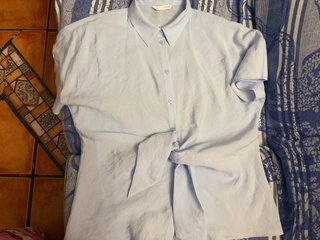 Camisa azul con nudo delantero