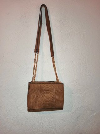 Bolso de hombro marrón con cadena