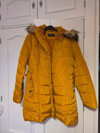 Chaquetón mostaza con capucha