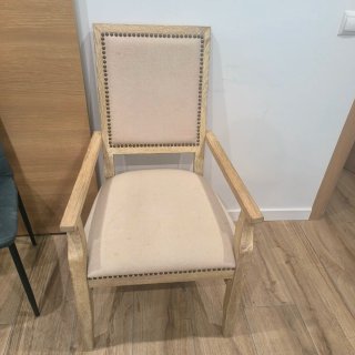 Silla de madera beige con reposabrazos