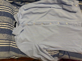 Camisa de rayas azul y blanca