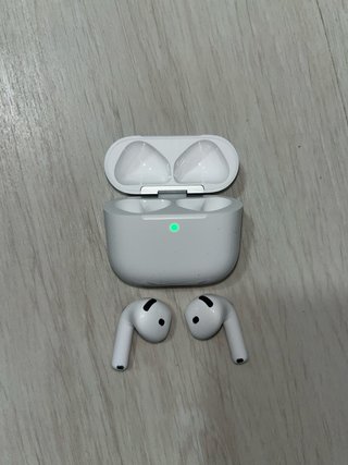 AirPods 4 Apple