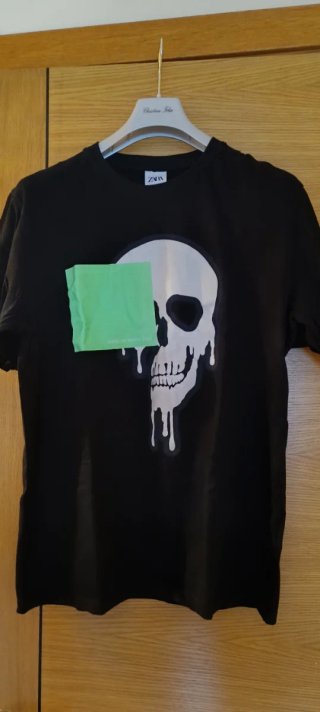 Camiseta Negra Zara con Estampado de Calavera