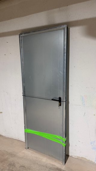 Puerta Metálica con Marco y Cerradura