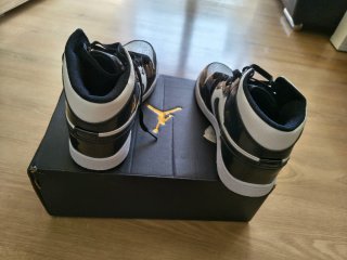 Zapatillas estilo Jordan, nuevas sin estrenar.