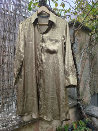 Camisa Zara satinada dorada Talla XS