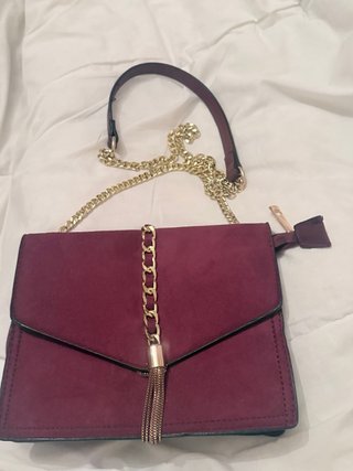 Bolso de hombro morado con cadena dorada