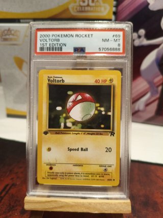 Carta Pokémon Voltorb 1st Edition PSA 8