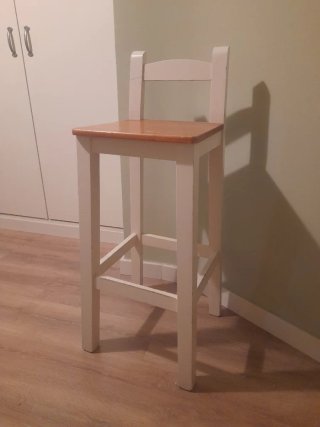 Taburete de madera con respaldo