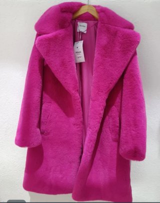 Abrigo de pelo Bershka rosa