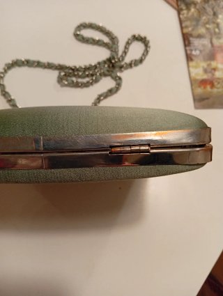 Bolso de mano verde con cadena