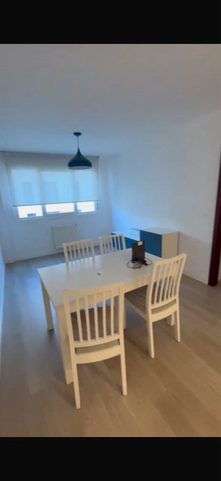 Conjunto de mesa y 4 sillas blancas
