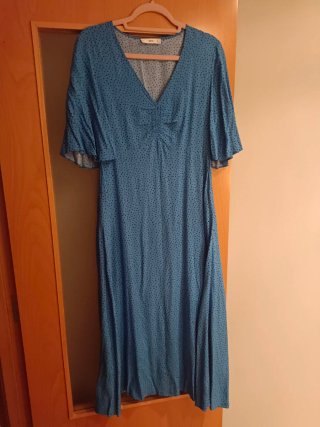 Vestido midi azul con estampado de lunares