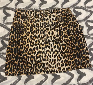 Falda corta con estampado animal