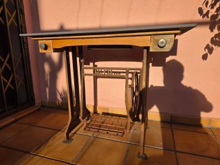Máquina de coser antigua con mesa
